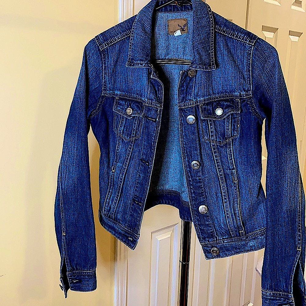 LIKE NEW American Eagle classic blue denim jacket